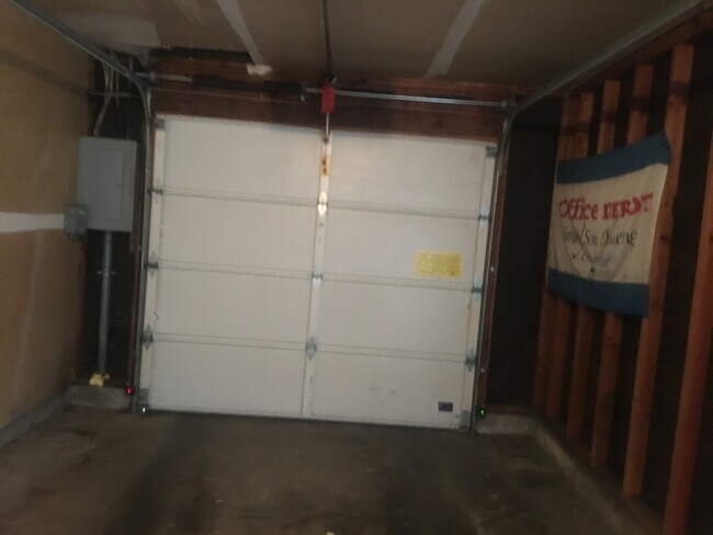 Building Photo - WELL MAINTAINED 2 BR, 2 BA TOWNHOME BY VAN MALL AREA!