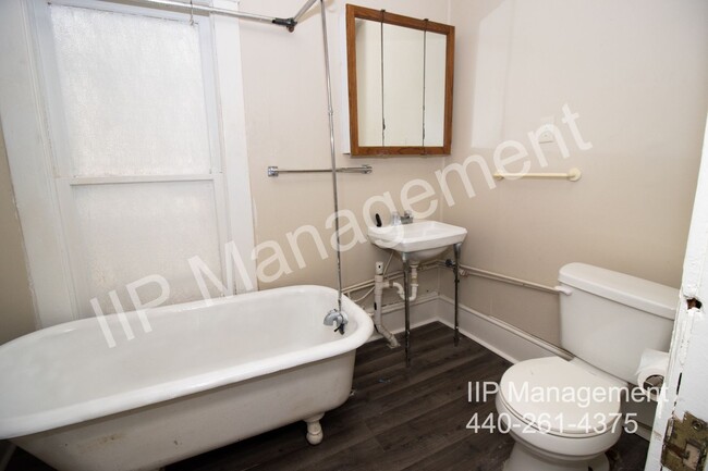 Building Photo - Charming and Spacious 2BR Upper Unit in Cl...