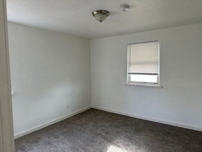 Building Photo - 3 Bed 1 Bath Shadle Park Home - Large Garage