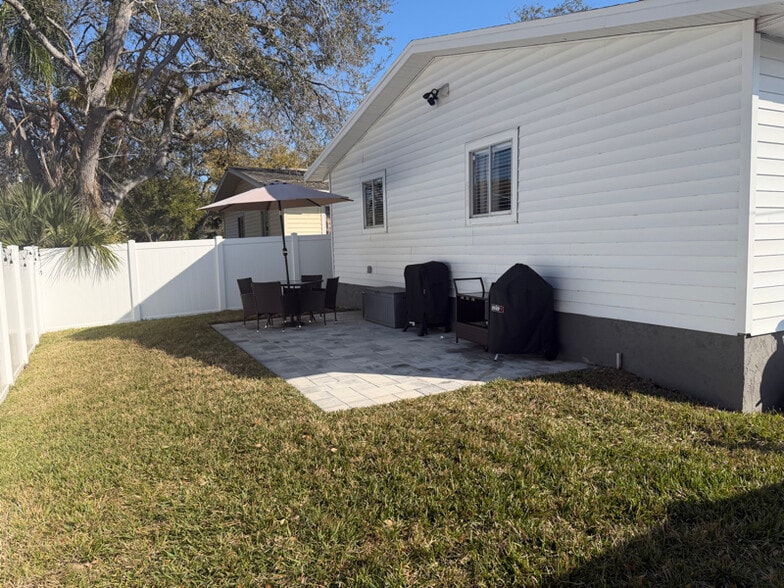 Building Photo - 611 16th Ave S