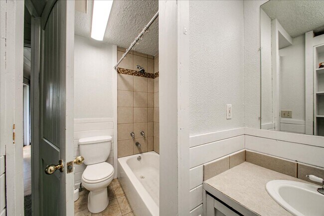 Building Photo - Desirable SE Boise Home Minutes From BSU!