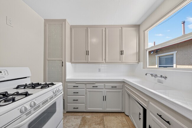 Building Photo - 3630 Highland Ave