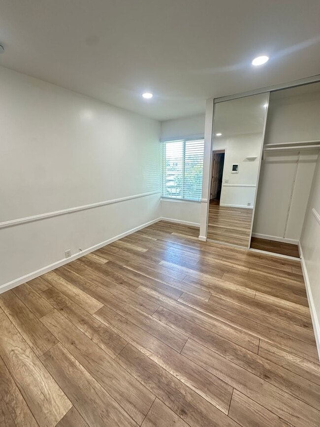 Building Photo - Spacious 3BR/2.5BA updated 2-story townhou...