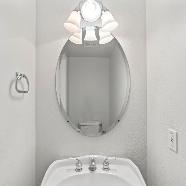 Building Photo - Large Murray 4 Bedroom Home