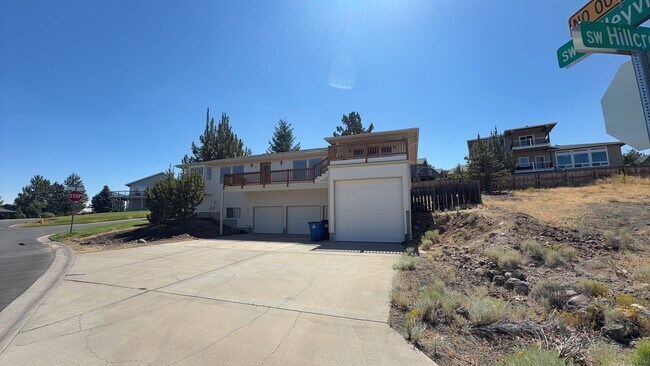 Building Photo - 3405 SW Hillcrest Dr