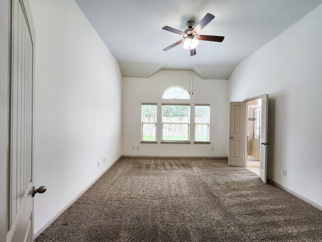Building Photo - 4515 Greenleaf Dr