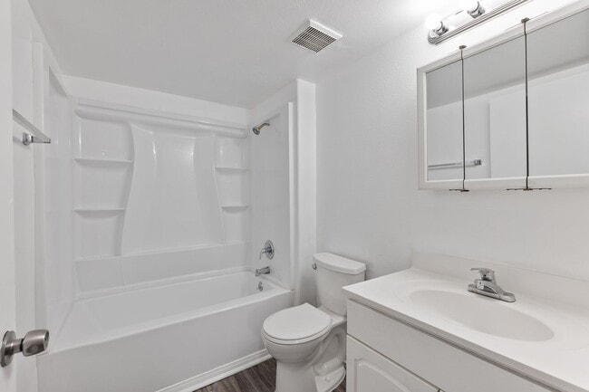 Building Photo - Updated 2 Bedroom Apartment!