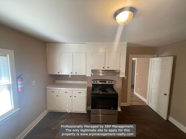 Building Photo - MOVE IN SPECIAL! 2 BR/1 BA available for r...