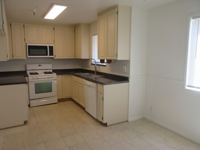 Building Photo - Wonderful townhouse on Glenoaks!