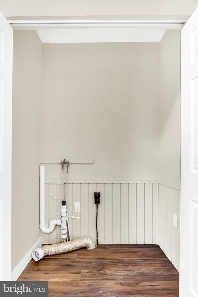 Building Photo - 3 Bedroom Home with High Ceilings & Natural Light!