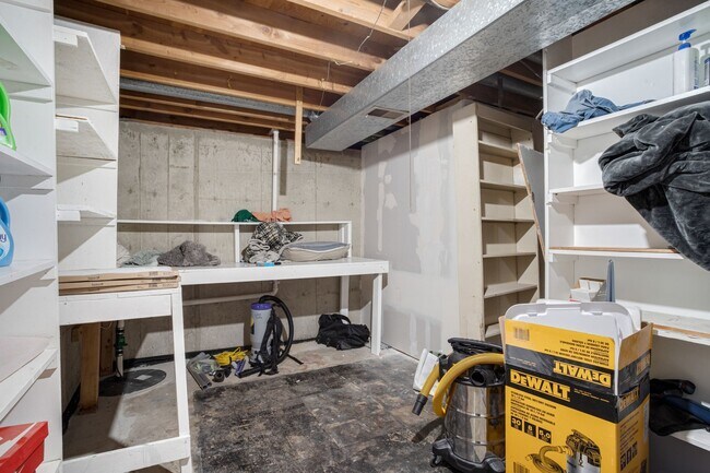 Building Photo - Room in a large shared home, great neighborhood, friendly roommates!