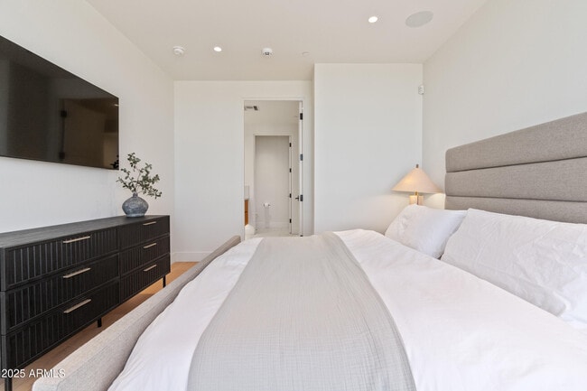 Building Photo - 5000 N Camelback Rdg Dr