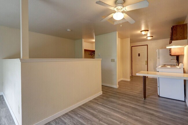 Building Photo - $500 Visa Card Plus 1 Month Free!! Nice Corner Unit Studio Apartment, Great Location!