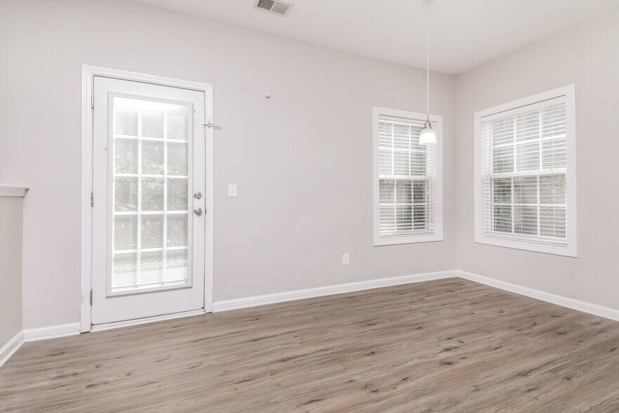 Building Photo - 242 River Hills Dr