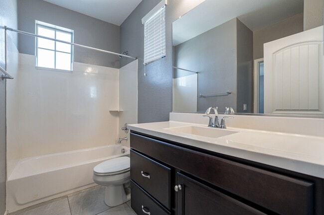 Building Photo - Move In Ready! Three Bedrooms - Beautiful ...