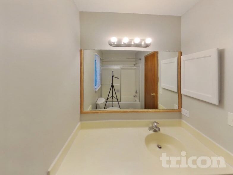 Building Photo - 1331 Fairfield Ct