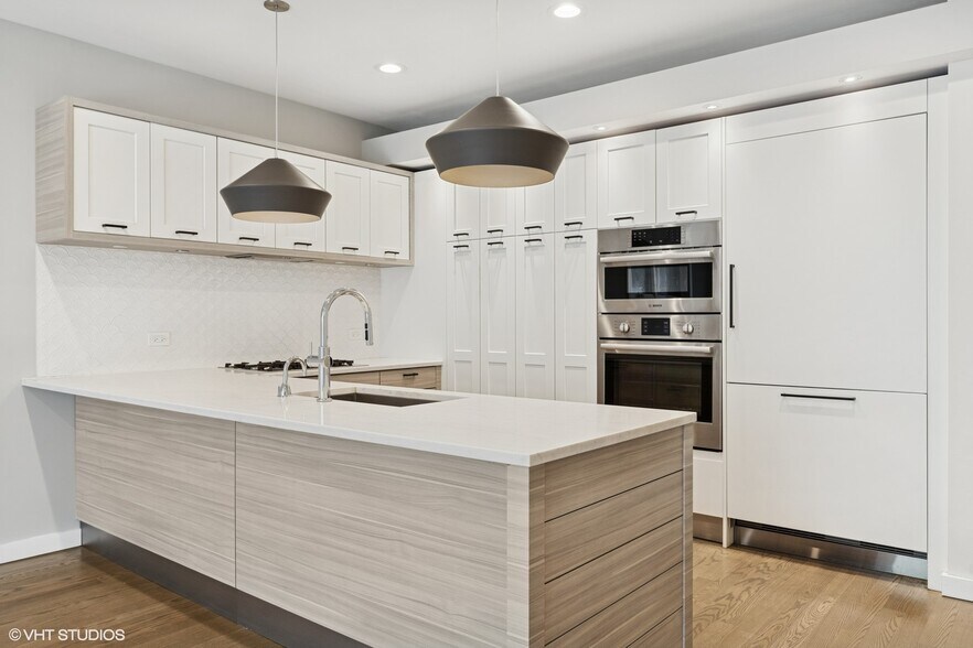 Building Photo - 927 N Damen Ave