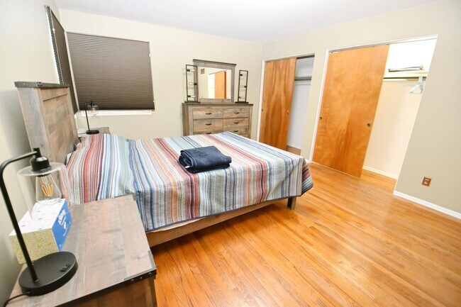 Building Photo - Furnished or unfurnished 4 bedroom 3 full bath home near the University of Notre Dame.