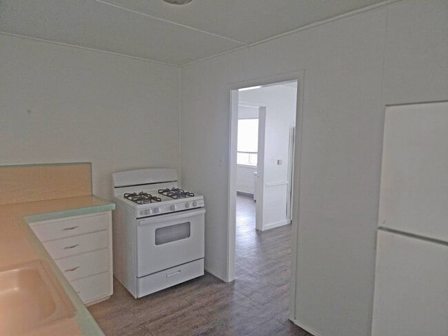 Building Photo - 1150 E San Joaquin Ave