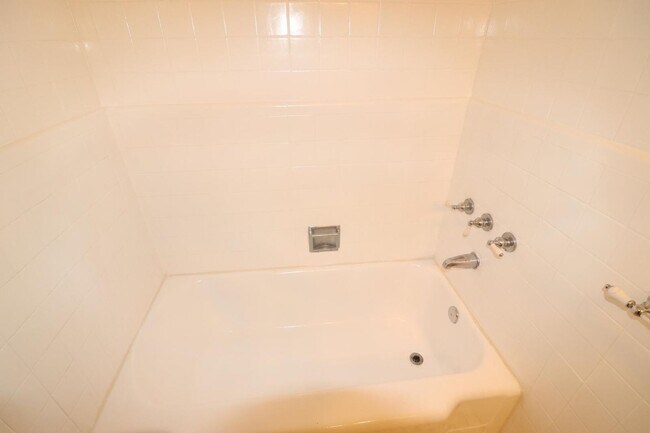 Building Photo - 3 Bedroom 2 Bathroom