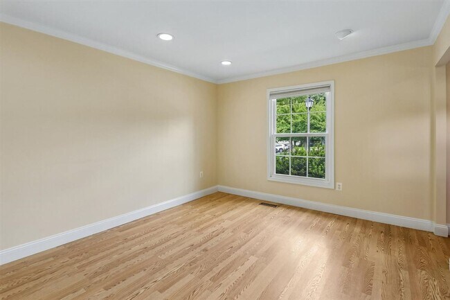 Building Photo - Lovely 2 BR Townhome off Wootton Parkway. Available NOW!