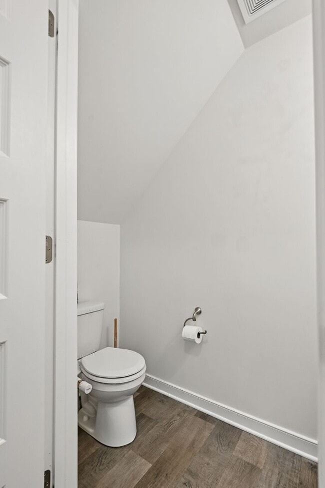 Building Photo - Stunning Modern and Spacious Townhouse!