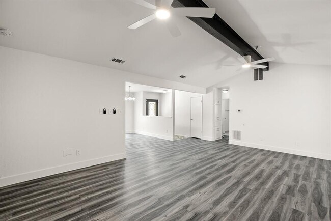 Building Photo - 15302 Spring Hill Ln