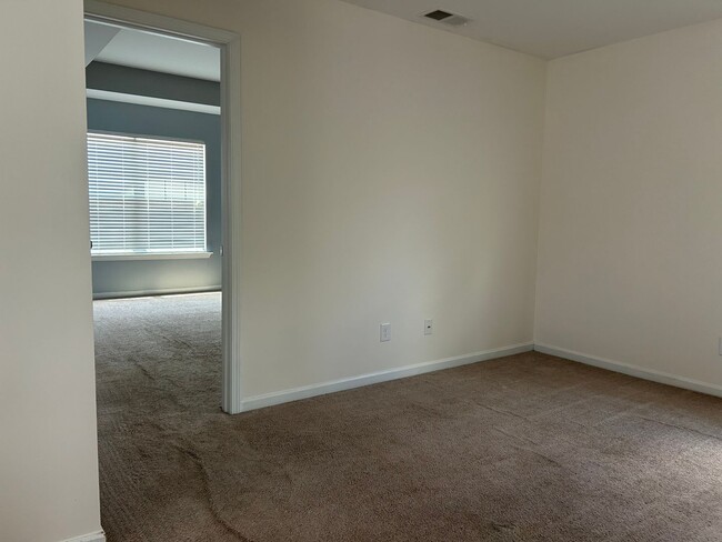 Building Photo - **HOLIDAY MOVE-IN SPECIAL: $300 OFF 1st MO...