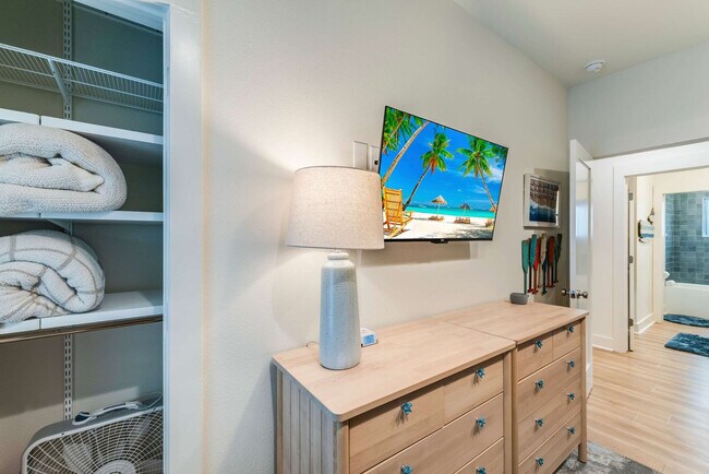 Building Photo - 119 6th St