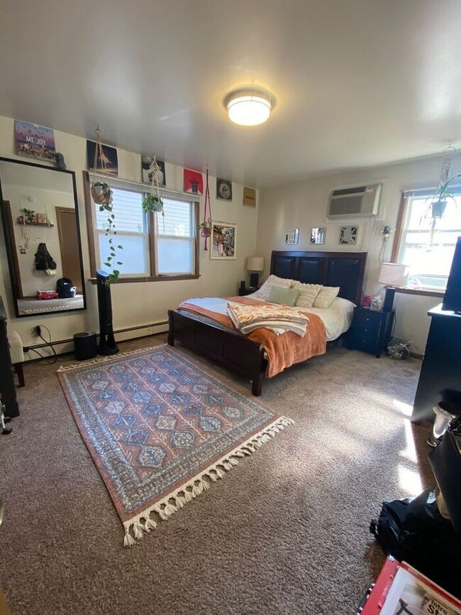 Building Photo - $1,300 | 2 Bedroom, 1 Bathroom Apartment |...