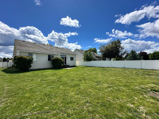 Building Photo - Newly Renovated Ranch Style Home