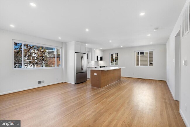 Building Photo - 618 19th St S