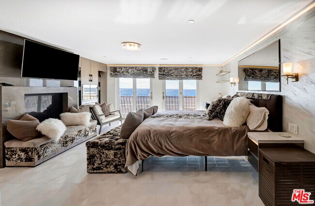 Building Photo - 6309 Ocean Front Walk