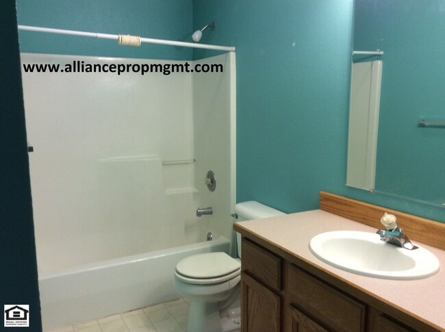 Building Photo - 3 Bedroom 2 Bath Condo Close to Hyalite Elementary