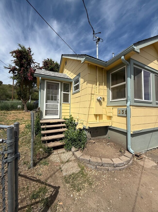 Building Photo - 2 Bedroom 1 Bath-Home