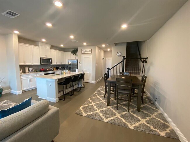 Building Photo - 2008 Naples Dr