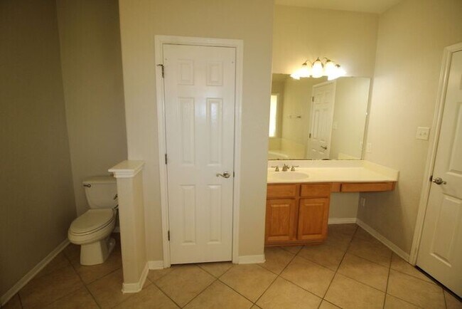 Building Photo - 2908 Tucson Dr