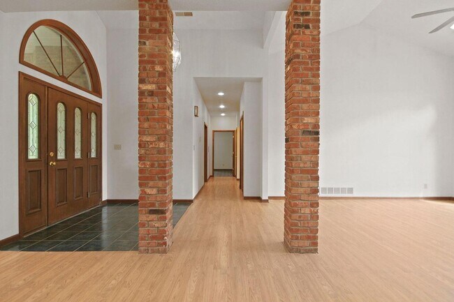 Building Photo - Private 3BR Brick Home with Scenic View