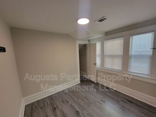 Building Photo - 323.5 Ellis St