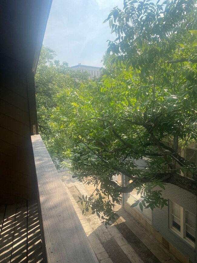 Building Photo - LAW SCHOOL SPECIAL - 1BD PLUS STUDY / 2BD/1BA