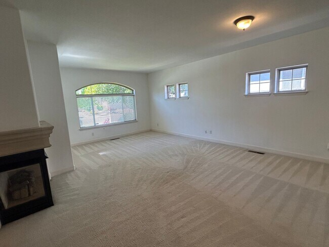 Building Photo - Great location! Beautiful 3 Bedroom Home