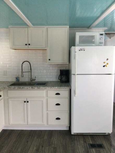 Building Photo - 15 Albees