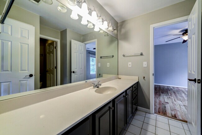 Building Photo - 3627 Chestnut Dr