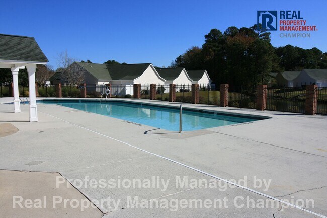 Building Photo - End Unit Condo with Open Floorplan and Spl...