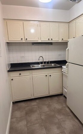 Building Photo - 6128 N Kenmore Ave