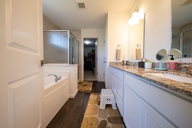 Building Photo - 5004 Trillium Cove NE