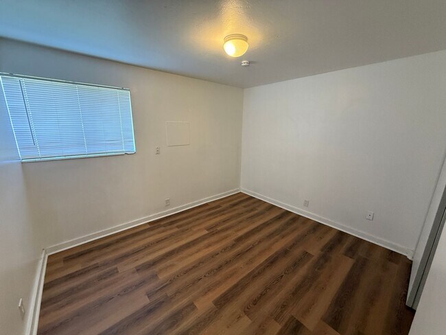 Building Photo - Beautiful Two Bedroom Apt; Salt Lake City, 1,000 sq ft; New Flooring