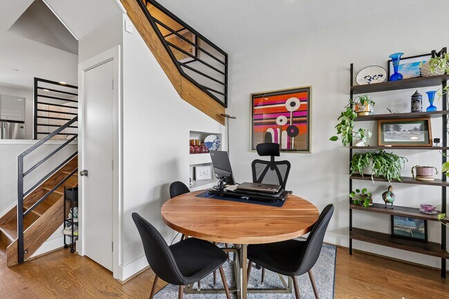 Building Photo - Gorgeous Upper Level 2BR/2.5BTH Condo with Rooftop Deck and Reserved Parking!