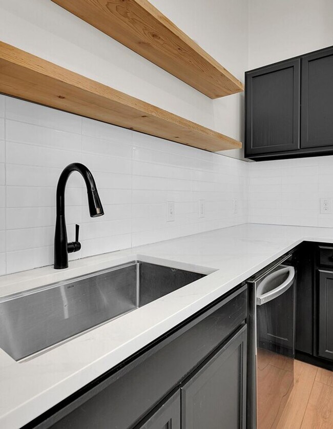 Building Photo - Beautiful 3 bedroom / 3 bath house available now!