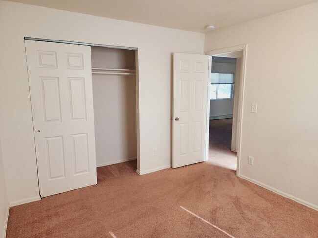 Building Photo - Cute 2 bedroom unit on University Dr.